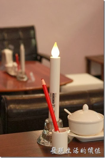 台南-mumu小客廳早午餐。每個餐桌都放有一個LED蠟燭燈，不知到晚上會不會覺得有點陰森啊？