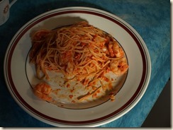 Romesco-saus met capellini, garnalen en calamarringen