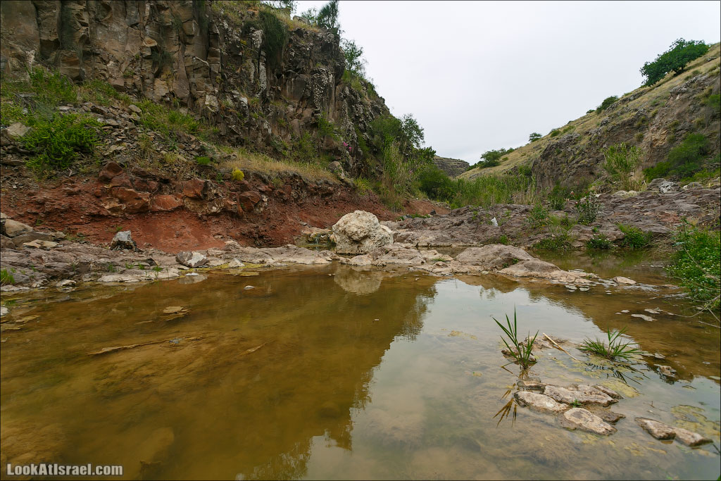 LookAtIsrael.com: Фото-блог о путешествиях по Израилю. Тель Авив, Иерусалим, Хайфа Каньон Базелет это самая южная точка, до которой спустилась лава с северных гор, и потому берега Тавора состоят из базальта, который ничто иное как следы и продукт вулканической деятельности. И этот факт вполне может запутать - ведь в Израиле основная часть базальтовых пород находится на Голанах 