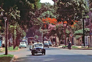 Saigon 1965 – Photo by William S. Fabianic. Đây là đường Phan Đình Phùng (nay là đường Nguyễn Đình Chiểu) lúc còn cho lưu thông 2 chiều. Saigon 1965 – Photo by William S. Fabianic. Đây là đường Phan Đình Phùng (nay là đường Nguyễn Đình Chiểu) lúc còn cho lưu thông 2 chiều.