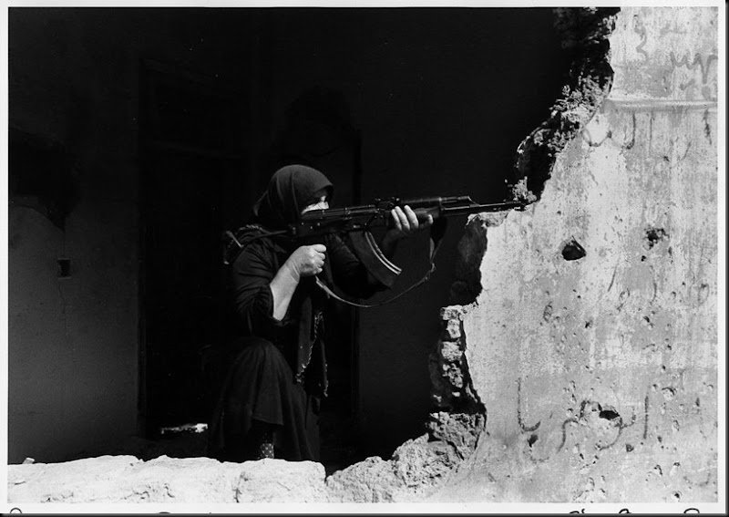 Donna in possesso di un fucile a West Beirut, Beirut, Libano, 10 marzo 1982