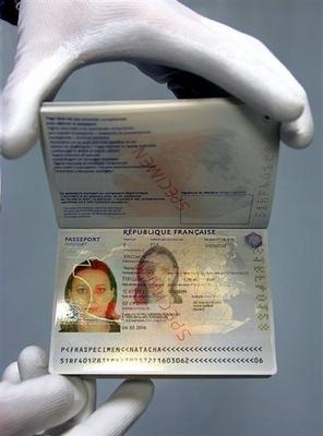 ls ont été délivrés mercredi ,Les premiers passeports biométriques aux  membres de la communauté algérienne en France - Algerie360