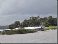 Aldeia flutuante no rio Amazonas. (2)