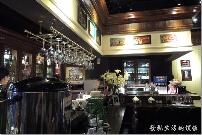台北-佩斯坦咖啡館。餐廳一樓的吧檯。