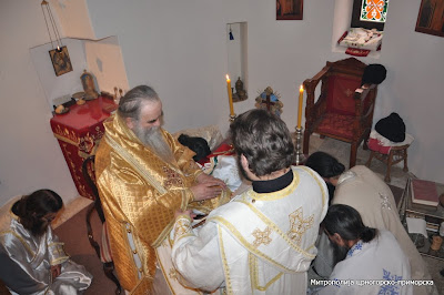 МИТРОПОЛИТ АМФИЛОХИЈЕ СЛУЖИО У РУСТОВУ