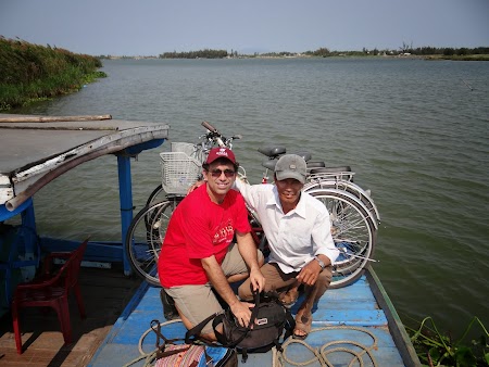 32. Pe barca in Vietnam.JPG