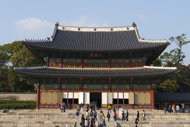 Ngói âm dương ở cung điện Changdeokgung, Seoul, Hàn Quốc Ngói âm dương ở cung điện Changdeokgung, Seoul, Hàn Quốc