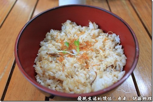 台南伊藤日本料理，小魚乾飯，上面看到的橘色的東西就是小魚乾，米飯上面還灑上了芝麻。