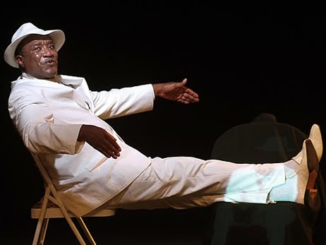 Dieudonné Kabongo, comédien congolais  dans "Le bal démasqué  des indépendances",  à l’occasion de la seconde édition du festival « Sautes d’humour »  à Paris (France, 26 /07/2010). Ph. dieudonnekabongo.com