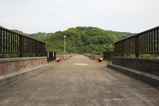 右岸より天端を望む