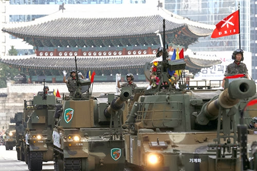 В Южной Кореи прошел масштабный военный парад