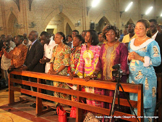 Des fideles catholiques, lors d une messe dite le 12/1/2012 à la Cathédrale Notre Dame du Congo. Radio Okapi/ Ph. John Bompengo