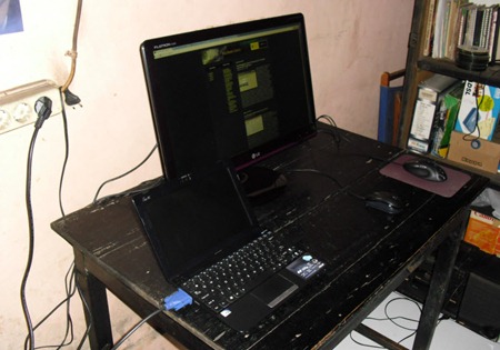 Netbook ASUS 1015PEM dihubungkan ke layar monitor LG FLATRON E2250