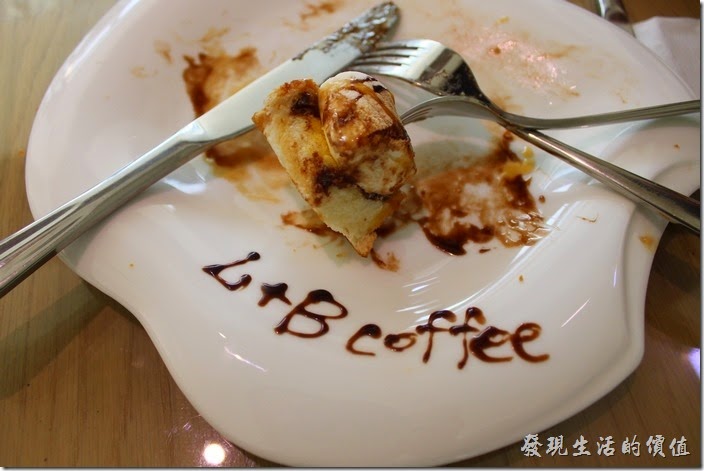 台南-L B_Coffee綠色咖啡廳。店家其實已經把棉花糖厚片切成了九宮格了，不過吃得時候還是建議拿刀叉，免得楓糖巧克力沾手，就剩下一塊了，有誰要吃？