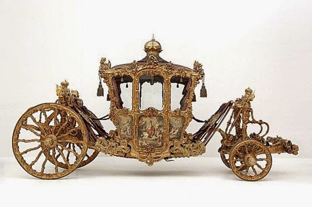 Especialmente impresionante es la carroza imperial, un magnífico carruaje barroco, con seis ventanas de cristal veneciano, pinturas alegóricas en sus portez e
