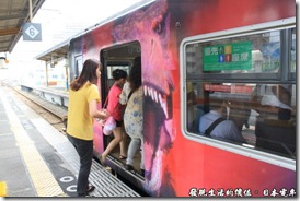 日本電車，前往環球影城的彩繪列車。