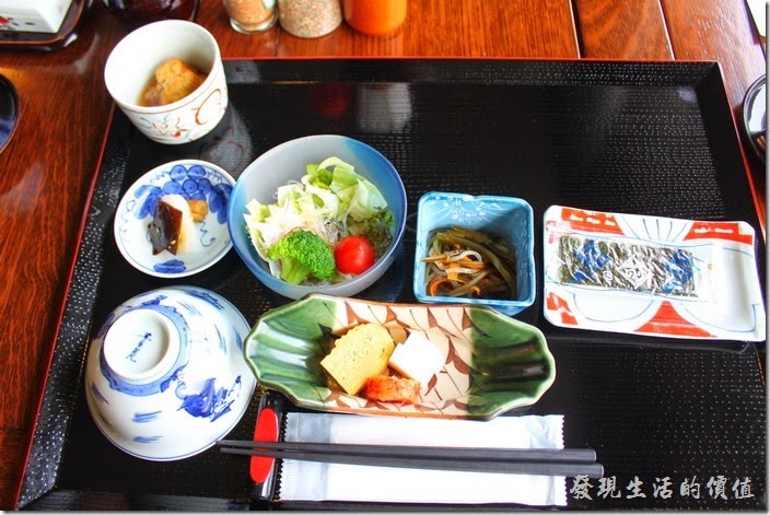 日本北九州-湯布院-彩岳館-早餐。在我們還到餐廳前，飯店服務人員照例已經盡心的先把冷盤的菜色準備好了。