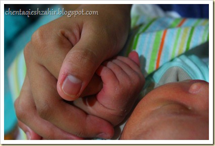 Baby_Mother_Bonding_Fingers2