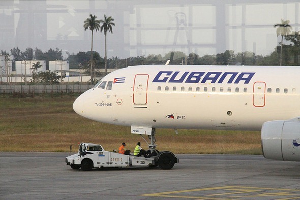 Cubana de Aviación TU 204