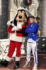Justin+Bieber+Tapes+Disney+Parks+Christmas+lGkqlfO74XWl.jpg