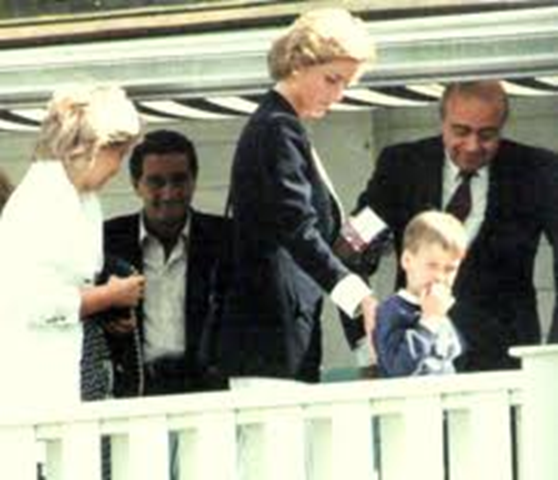 Mohamed al Fayed junto a su hijo Dodi y Diana Spencer en 1986