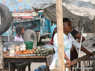 La chikwangue ou Kwanga (pain de manioc roui et moulé dans des feuilles puis cuit à l'eau), sur un étalage dans un marché municipal de Kinshasa. Ph. Myriam Asmani/Monusco, 2006.