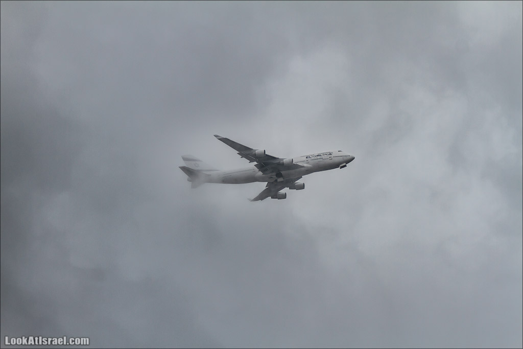 LookAtIsrael.com - Фото путешествия по Израилю | Самолет El Al Up преодолевает грозовой фронт