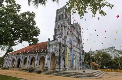 Nhà thờ Mằng Lăng nơi lưu giữ cuốn sách quốc ngữ đầu tiên của nước Việt Nam của cha Alexandre de Rhodes Nhà thờ Mằng Lăng nơi lưu giữ cuốn sách quốc ngữ đầu tiên của nước Việt Nam của cha Alexandre de Rhodes