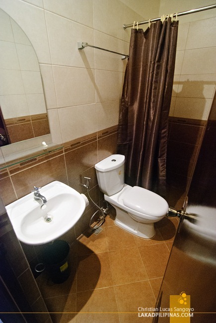 Clean Toilet and Bath at Restreto Inn