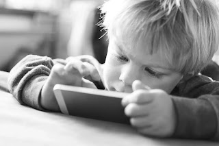 Trẻ em nhà giàu bắt đầu xa rời màn hình iPhone, iPad. Trẻ em nhà giàu bắt đầu xa rời màn hình iPhone, iPad.