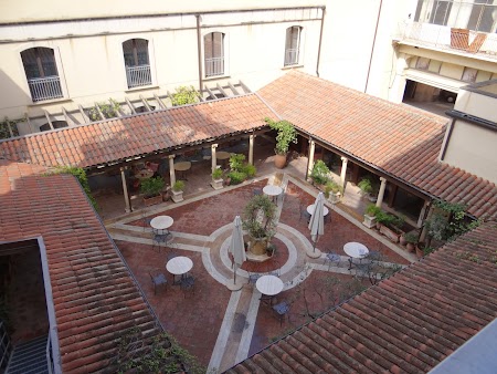 05. Curte interioara Hotel Katane Catania.JPG