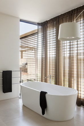 Hill House / Arquitectos Rachcoff Vella bañera-de-diseño-ovalada