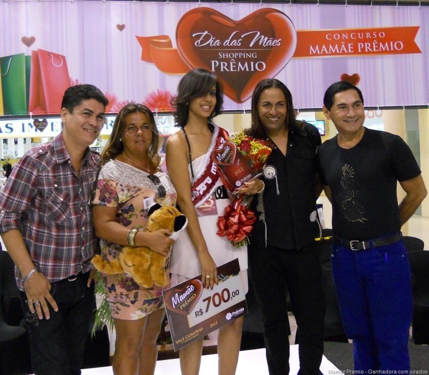 [Mamae%2520Premio%2520-%2520Ganhadora%2520com%2520jurados%255B8%255D.jpg]