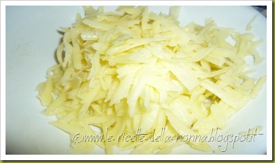 Rosti di patate con tofu affumicato fritto, insalata verde e carote a julienne (1)