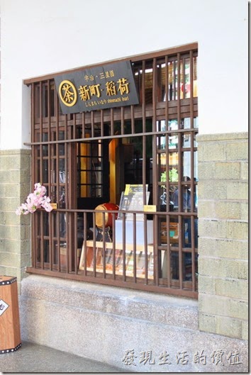 台南-林百貨重新開幕。【三星園「新町 稻荷」】賣御守的美眉還蠻可愛的。這家店在台南林百貨的外頭還有外帶區。