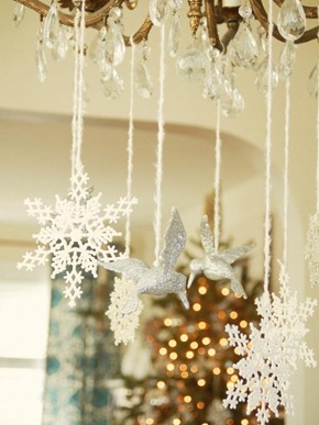decoración navideña en tonos blanco y plata