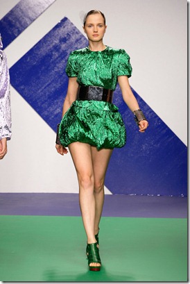 KRIZIA-SPRING-RTW-2011-PODIUM-028_runway