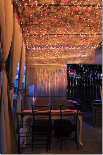 昆山夢田香草，室外用了很多窗簾紗，天花板還裝飾了很多的聖誕燈，讓人有溫新的感覺。 