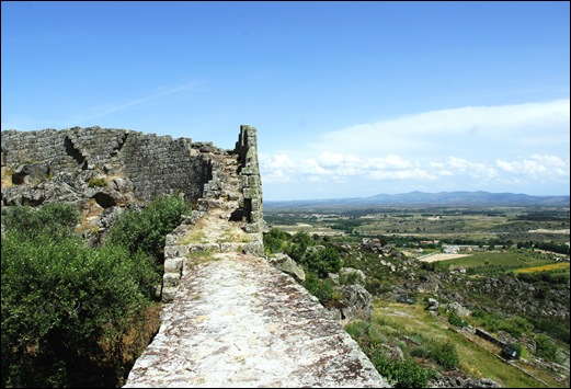 Marialva - Glória Ishizaka - muralha  do castelo 3