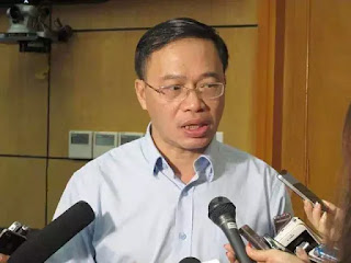 Ông Nguyễn Anh Tuấn tại cuộc hội thảo chuẩn bị tăng giá điện một cách nhập nhèm vì phương án tăng giá đã bị mật hóa, chỉ còn những lời nói phù phép để nhờ báo chí lập dàn đồng ca đánh lừa nhân dân. Ông Nguyễn Anh Tuấn tại cuộc hội thảo chuẩn bị tăng giá điện một cách nhập nhèm vì phương án tăng giá đã bị mật hóa, chỉ còn những lời nói phù phép để nhờ báo chí lập dàn đồng ca đánh lừa nhân dân.