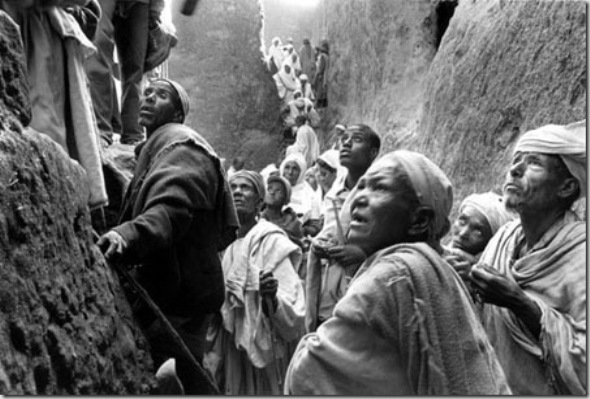 Pilgrims arriving to Bet Debra Sinai (mount Sinai house) whose interior holds the “ Jesus´cell “, o his tomb. Most of pilgrims are illiterate  farmers of isolated highland areas without exterior communication  whom are shock of Lalibela rock-hewn churches. These magnificent temples, carved from volcanic tufa( the same rock into which the persecuted Christian Troglodytes of Turkey cut their underground cities), defy the imagination. Lalibela performed this feat in order to create a substitute Jerusalem, and to save his people the increasingly difficult and dangerous pilgrimage overseas through hostile territory.  
