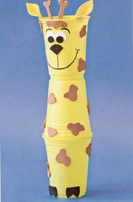 jirafa con vasos de plastico