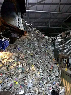 Rác hỗn hợp gồm thủy tinh, kim loại, bã giấy và các loại nilon được đưa lên thùng xe. Rác hỗn hợp gồm thủy tinh, kim loại, bã giấy và các loại nilon được đưa lên thùng xe.