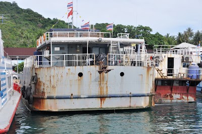 Au port, si l'envie vous tente, voici un des cargos qui fait le trajet de nuit jusqu'à Donsak. DSC_0457.JPG