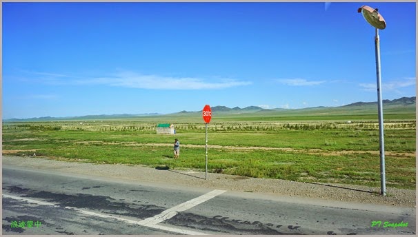 高速公路旁的蒙古老人