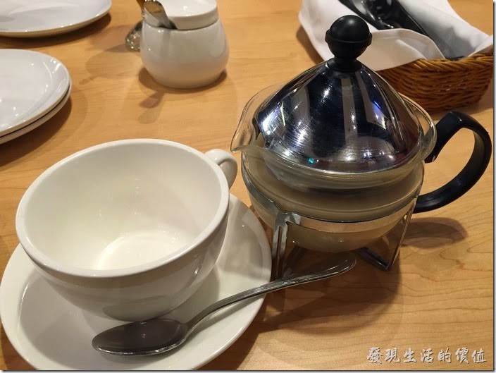 台北南港-古拉爵。原本的熱紅茶送成了熱奶茶，還蠻有質感的啦！所以這杯就收下了，不過另外一杯居然沒有紅茶在裡面，退貨請服務生重送。