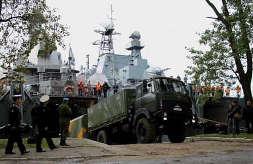 "Запад-2013": Белорусские военные во время перехода в Балтийск на российских БДК