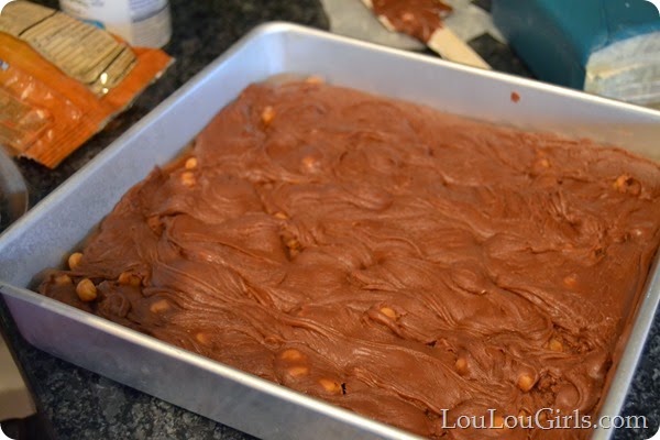 Chocolate-Fudge-With-Caramel-Recipe (1)