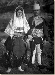 Una giovane coppia con i vestiti tradizionali (foto: Luigi Pellerano).