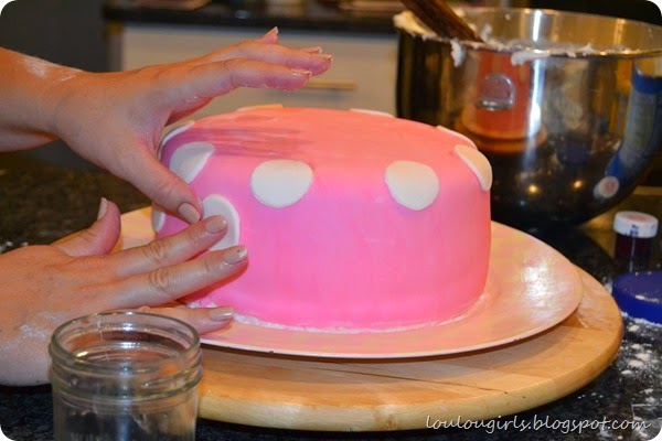 How-To-Make-a-Minnie-Mouse-Birthday-Cake (5)